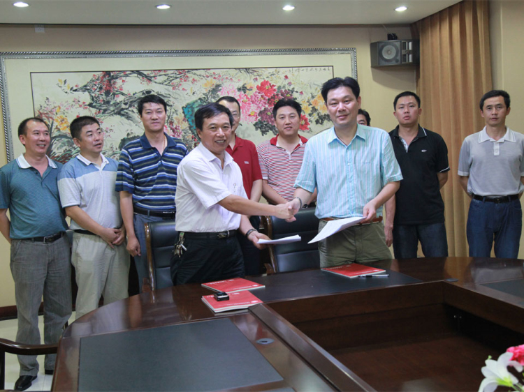 Jia'an Wang, chairman of Xinjiang Qingsong Building Materials Chemical Industry Co., Ltd. President Yang Wanchuan jointly attended the signing ceremony of bilateral long-term cooperation